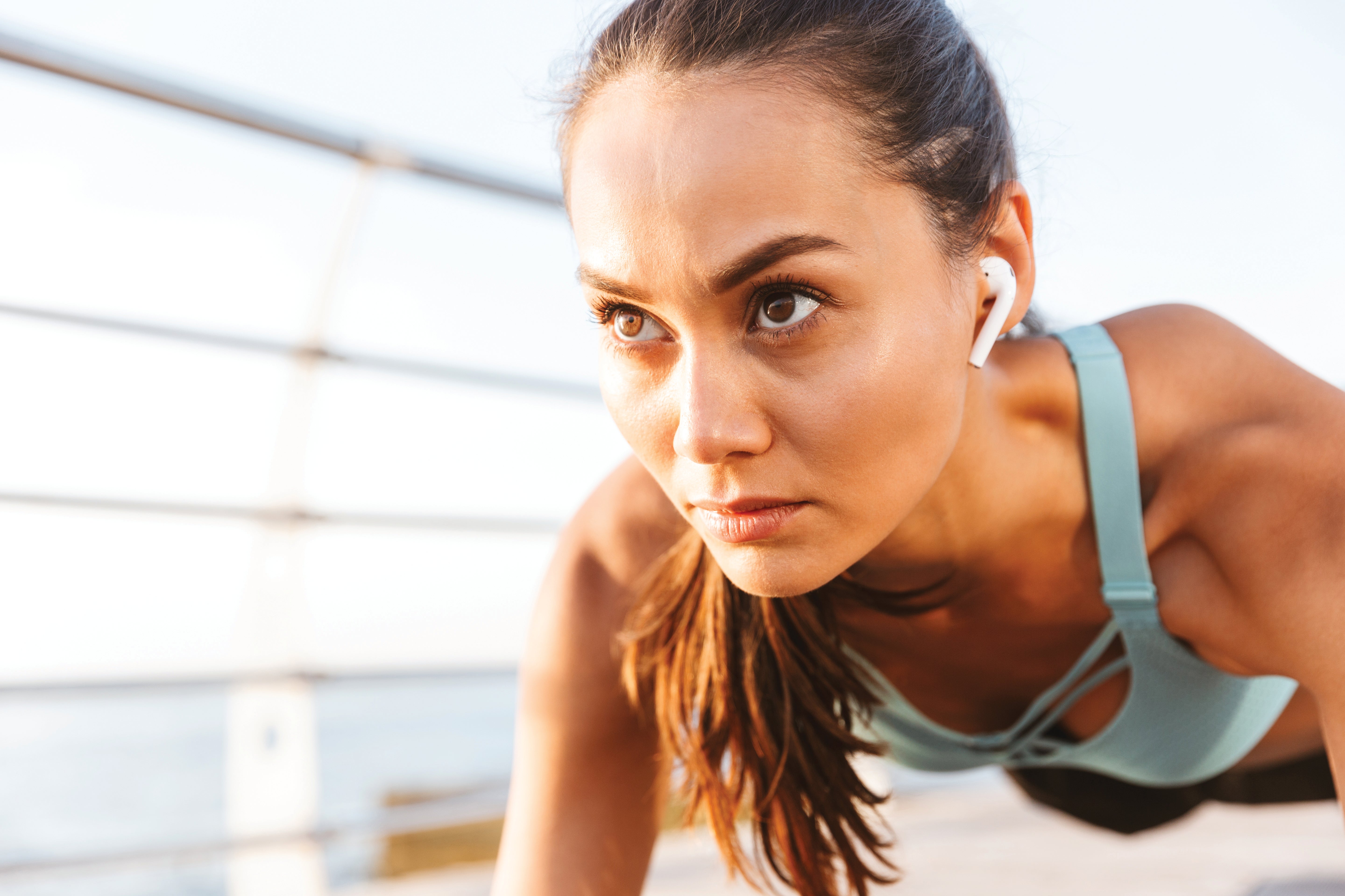 shutterstock_1130977046 Woman training outdoors
