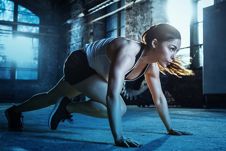 Image Woman doing a mountain climber in the gym