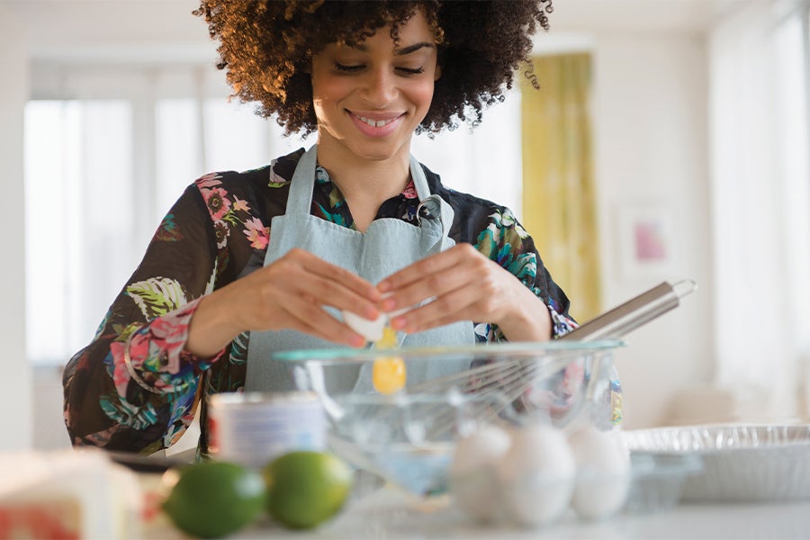 Promo Woman cooking in the kitchen