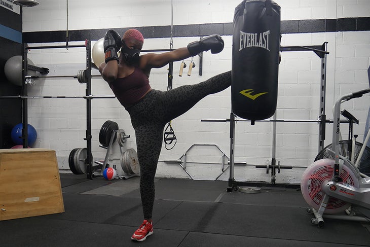 DanielleDuffyTrainingMask Danielle Duffy kickboxing while wearing her training mask
